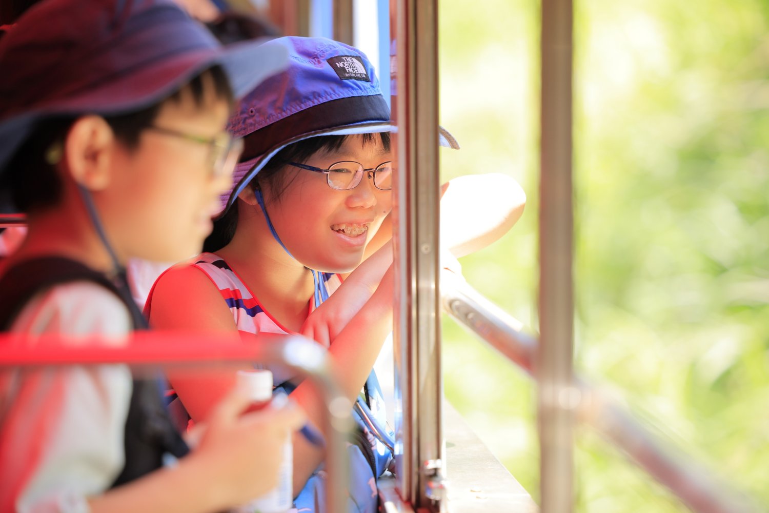 車内に流れ込む阿蘇の風を浴びて、チビッコたちは大はしゃぎ。
