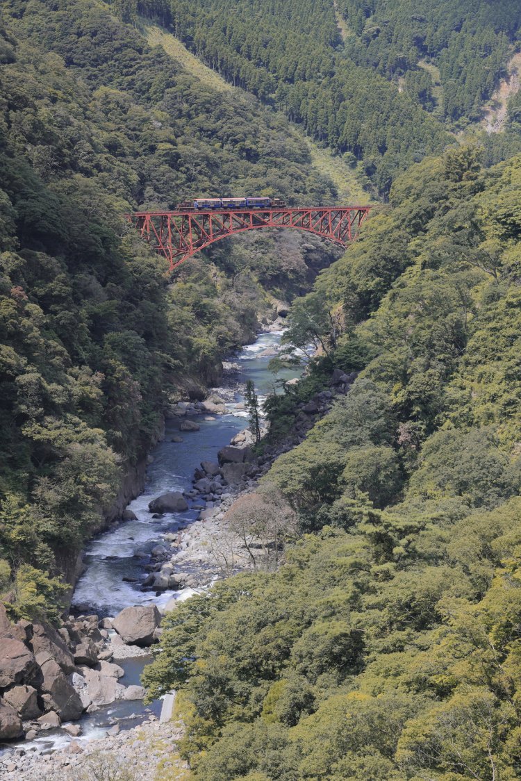 一番の見どころ、第一白川橋梁。渓谷に赤いアーチ橋がよく映える。