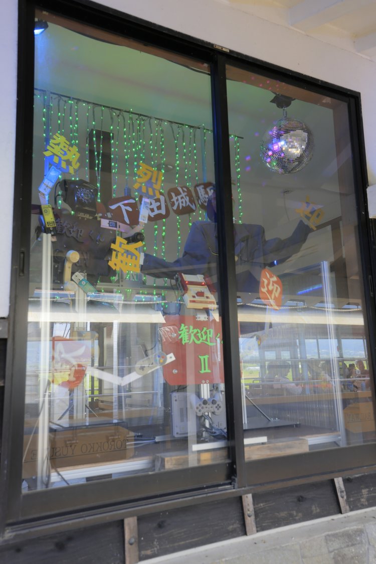 列車が到着すると音楽が流れてカラクリロボットが動きだす。