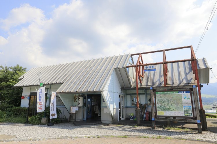 スタイリッシュで個性的。アジトのような駅舎の中松駅。