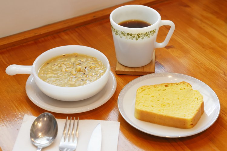 ビーンズカレーとコーンブレッドのセットはコーヒーか紅茶付きで1000円。味つけはシンプルで、豆はそのときどきで変わる。