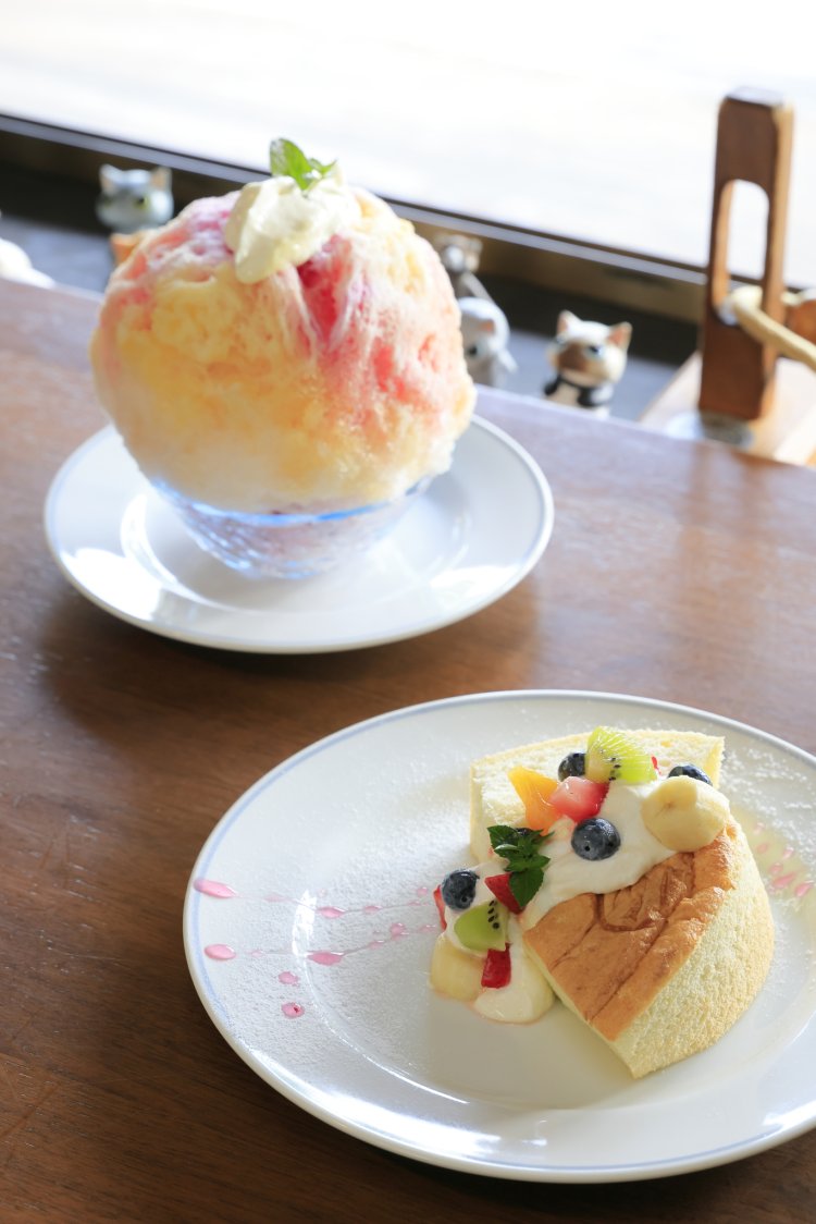 資本ケーキこと、シフォンケーキ （ジンジャー）700円と、何が出てくるかわからないシークレットのかき氷（時価）。