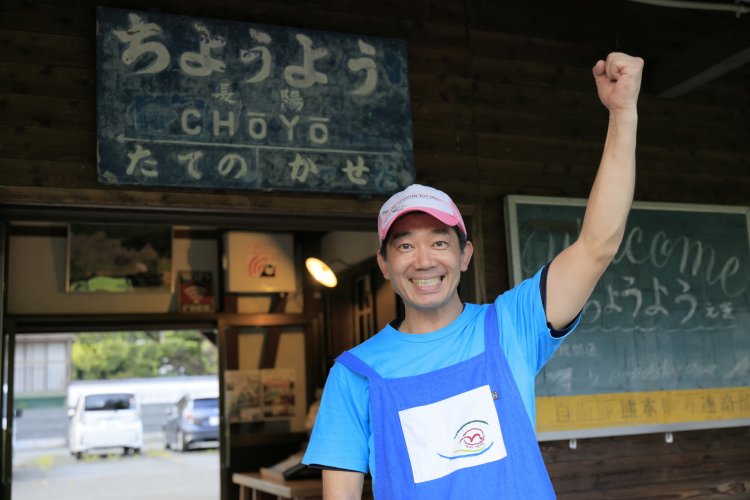 駅長の久永さん。
