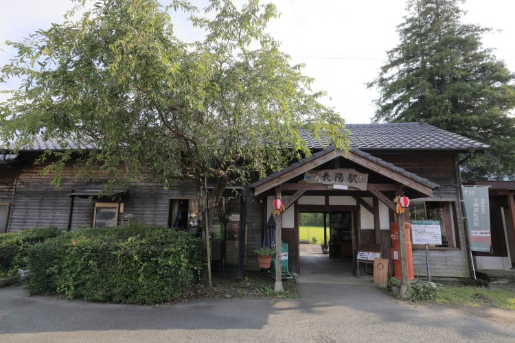 築96年。開業当時から “南鉄”を見守る長陽駅。