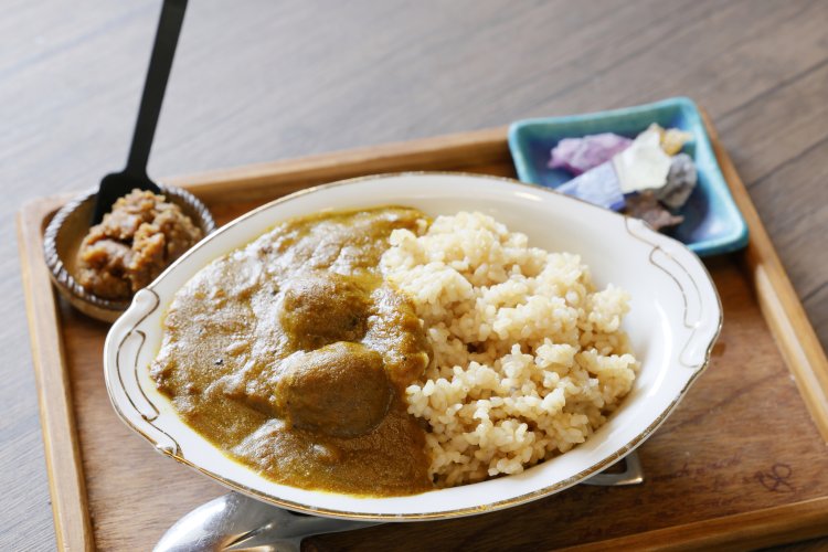 イノシシミンチと豆腐の燻製ミートボールが入ったゴンのカレー1200円。手作りの琥珀糖（こはくとう）がサービスで付く。