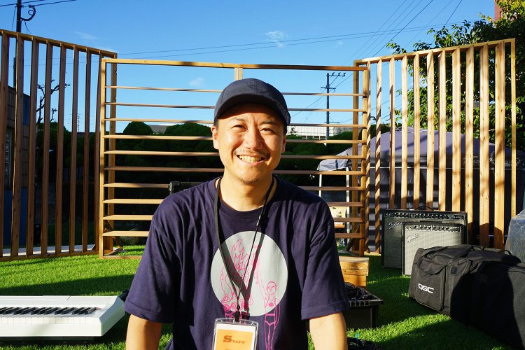 『ノミヤマ酒販』の現店主、許山浩平さん。