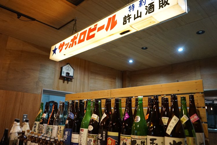 角打ちのパーテーションのすぐ裏は『ノミヤマ酒販』のオフィスという、珍しいつくり。