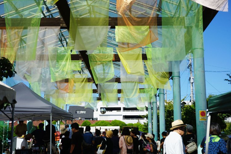 24年9月に第1回が開催された「古賀駅西口スイング祭り」。4組のアーティスト、2人のDJが出演し、アパレルや飲食の出店も多数出てにぎわいをみせた。「老若男女が楽しめる」が大きなテーマ。