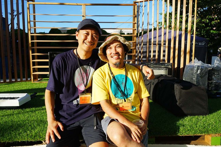 「スイング祭り」の中心人物で「The Maintenants」という名でDJ活動を行う園田貴史さん（右）との2ショット。