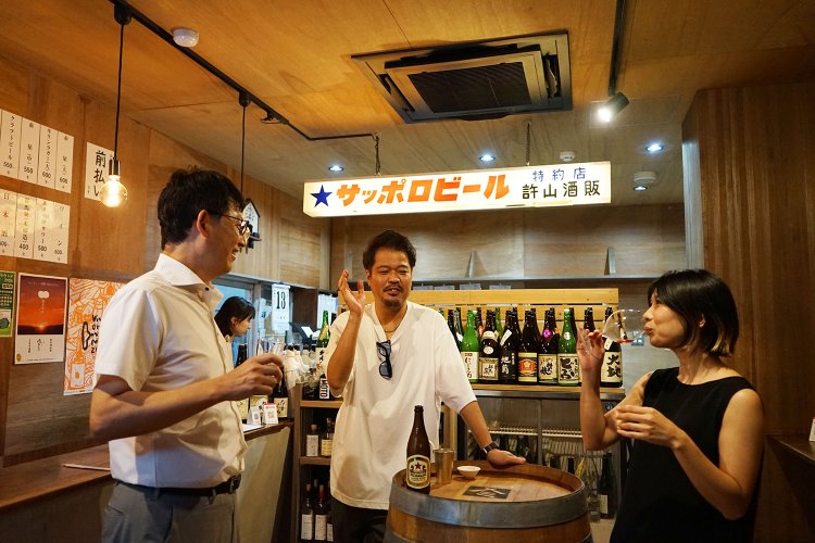 『ノミヤマ酒販』には今日も酒好きが集い、やさしい時間が流れている。