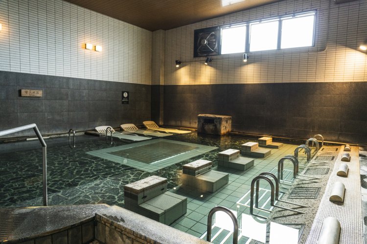 大浴場の温泉は適温で、湯船のデッキチェアに寝転ぶと永遠に極楽気分に。