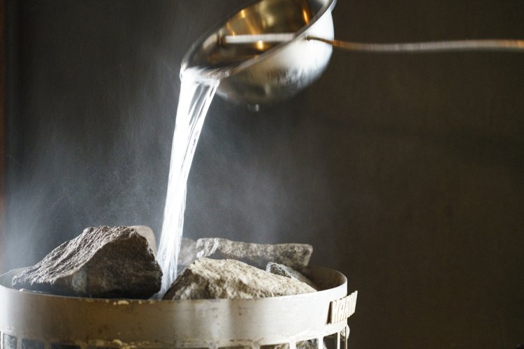 暗がりに身を置く心地よさが再発見できる、メディテーションサウナ。セルフロウリュ水には、生産地などが明記されたアロマのみを使う。