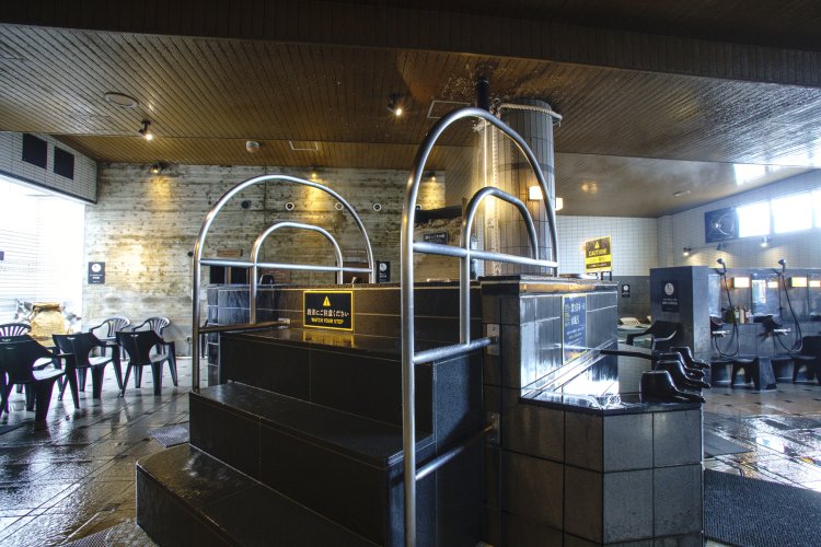 なぜか背筋がピンと伸びる、階段を上って入る水風呂。