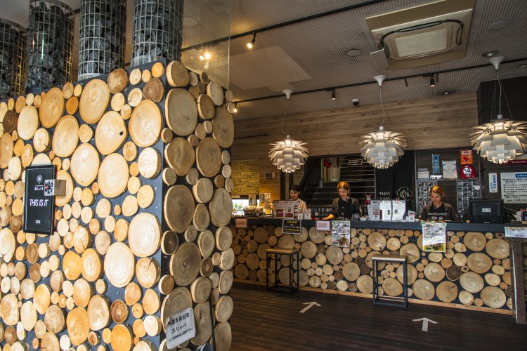 マンガ『課長島耕作』の主人公・島が疲れを癒やしにくる場所、をイメージした館内。