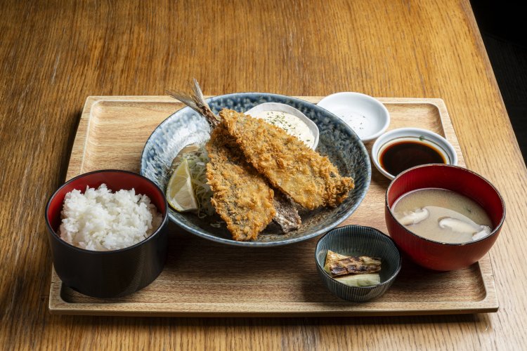 館内の食事にも注目。手仕込みアジフライ定食1598円の自家製タルタルソースはらっきょう入り。