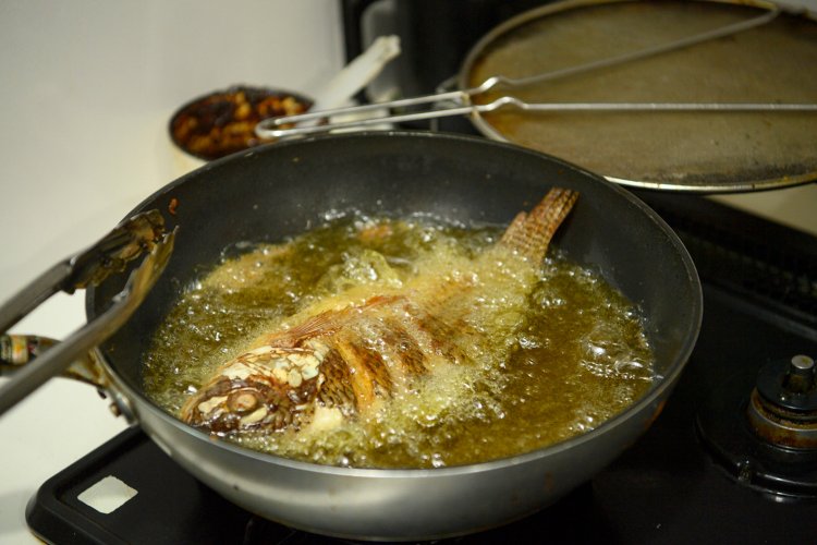 ティラピアを揚げる。