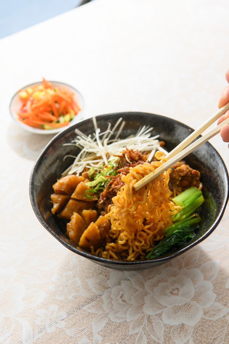 鶏肉の団子がのっかったミー・アヤム・バクソ1200円。