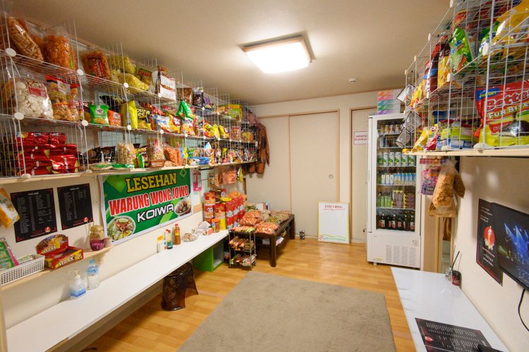 どこか日本の昔の駄菓子屋のような雑貨屋のような趣。インドネシアの空気感たっぷり。