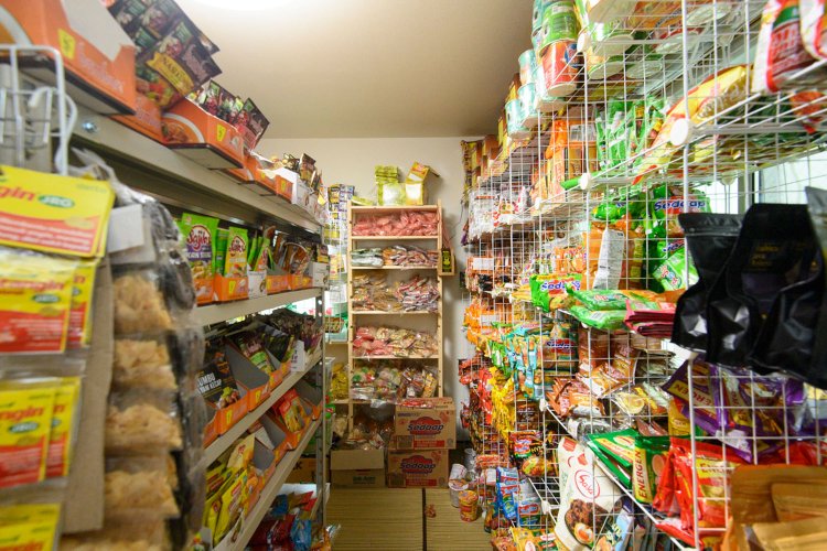 1階から3階までインドネシアの調味料、果物、スパイス、米、菓子、雑貨などびっしり。