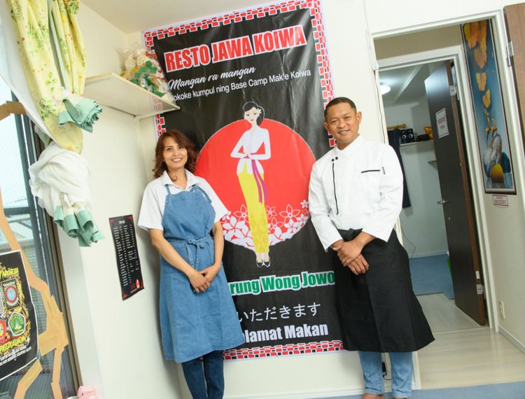 若者たちに慕われる『ワルン』のお母さん、イエティーさん（左）とスタッフ。