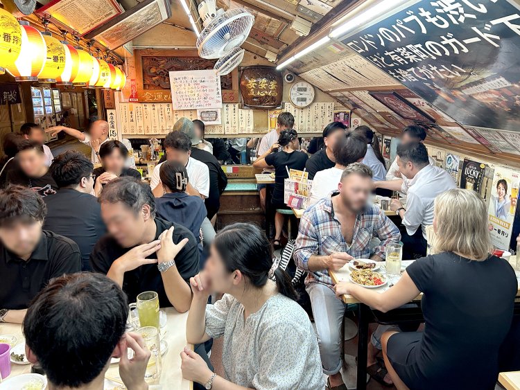 電車の走行音が心地よく時を刻む、活気に満ちた店内（写真提供＝居酒屋 登運とん）。