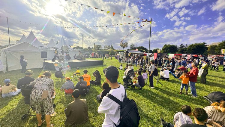 ステージでは子供から大人まで楽しめるパフォーマンスが繰り広げられる。写真は2023年の様子。