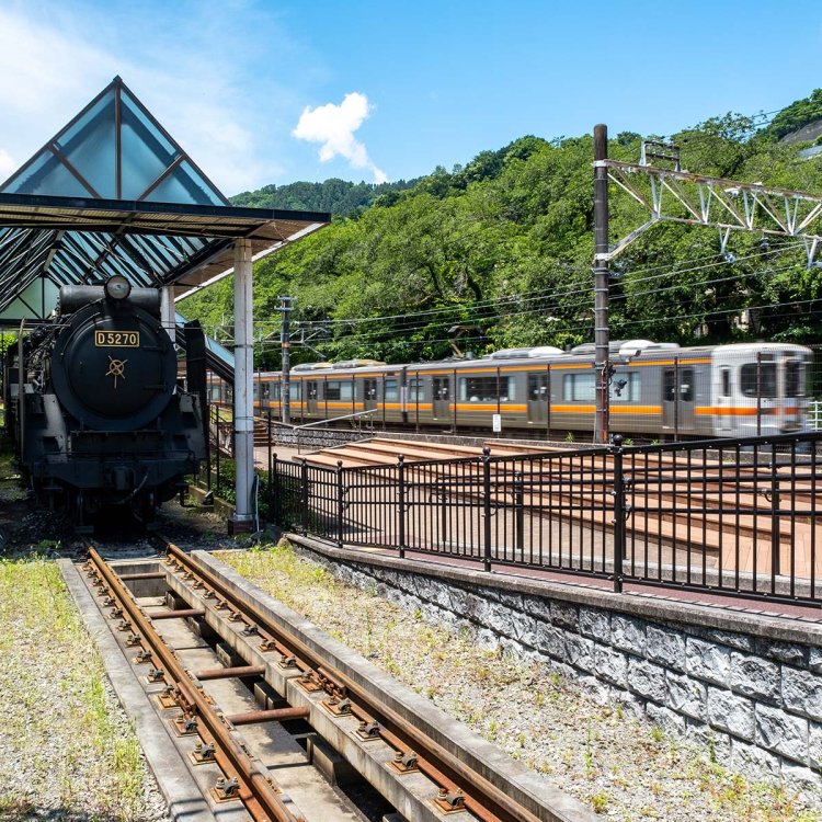 Ｄ52-70号機の横を御殿場線の現役車両が通り過ぎていく。