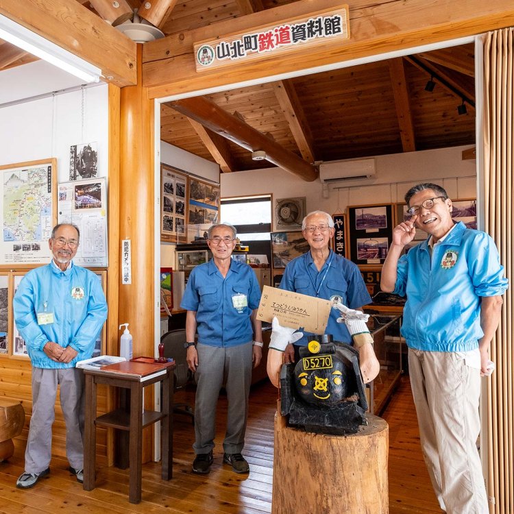館長の清水明さん（左から2人目）はじめ、NPO法人情緒豊かな町づくりの皆さん。