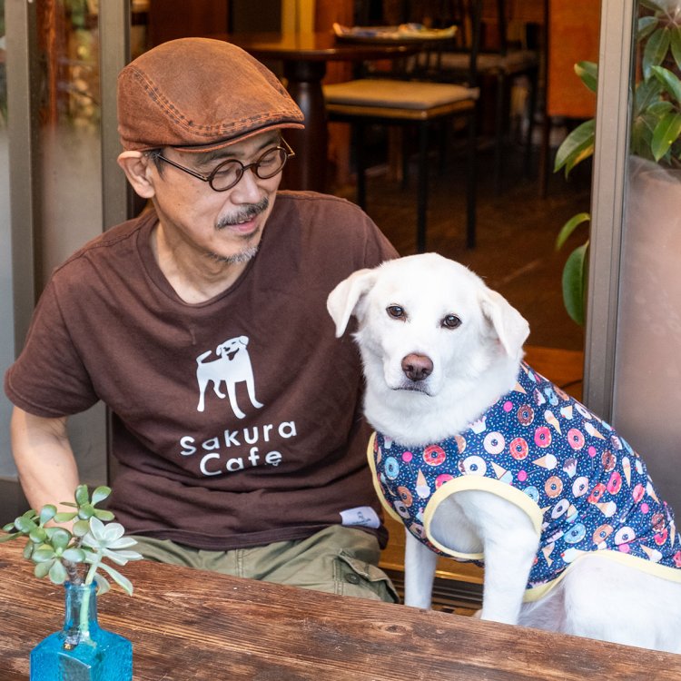 看板娘のさくらちゃんと、デザイナーならではのセンスが随所に光る面倒見のよい山田肇さん。