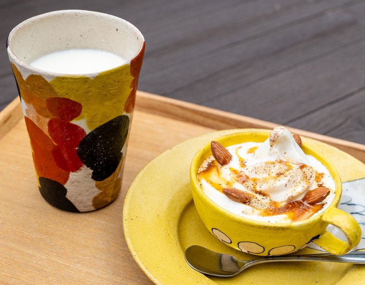 キャラメル&アーモンドソフトと薫る野牛乳のセット1050円。