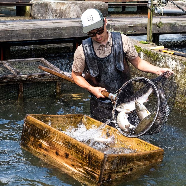 2021年に事業継承した石田貴久さん。隣接する民泊施設の運営も2023年に引き継ぐなど意欲十分だ。
