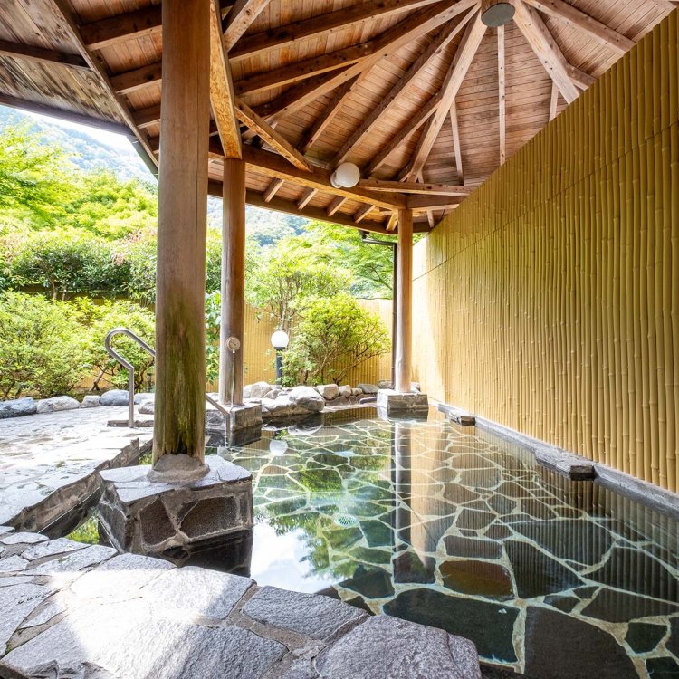 露天風呂は屋根に覆われ、雨の日も安心だ。