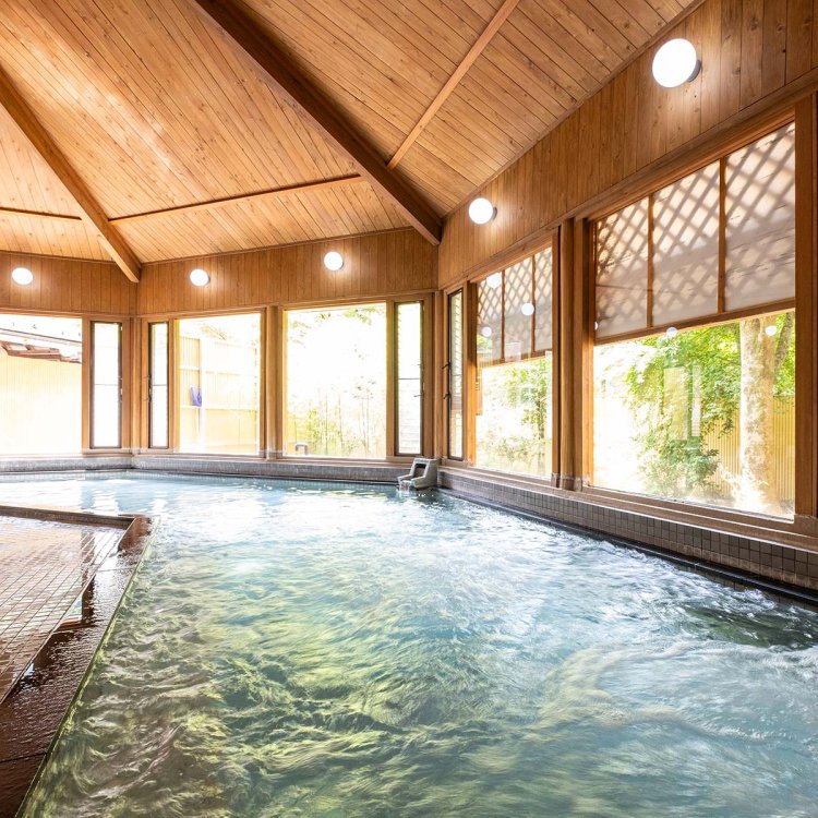 地元産の木をふんだんに用いた男性用内風呂。