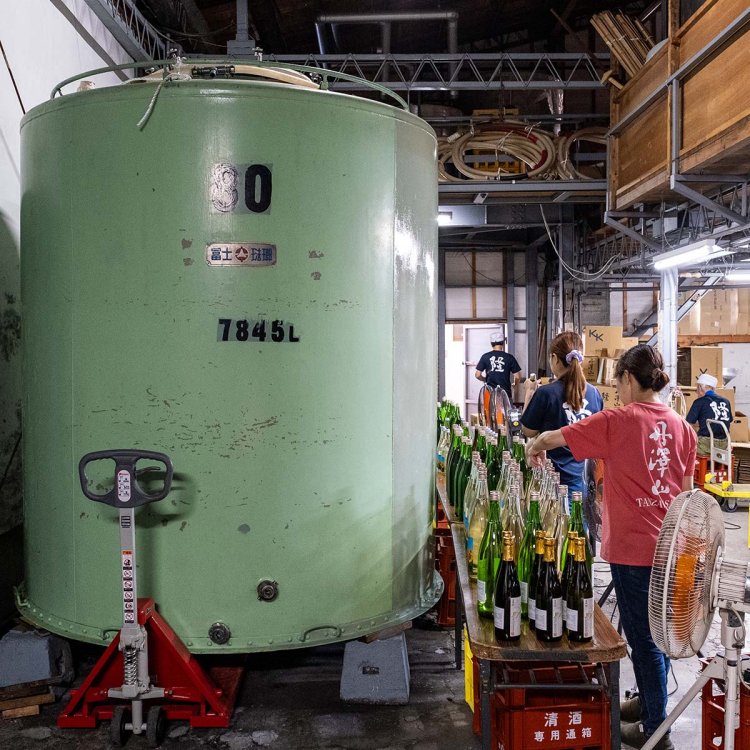 出荷に向けてラベル貼りに余念のない蔵の様子。