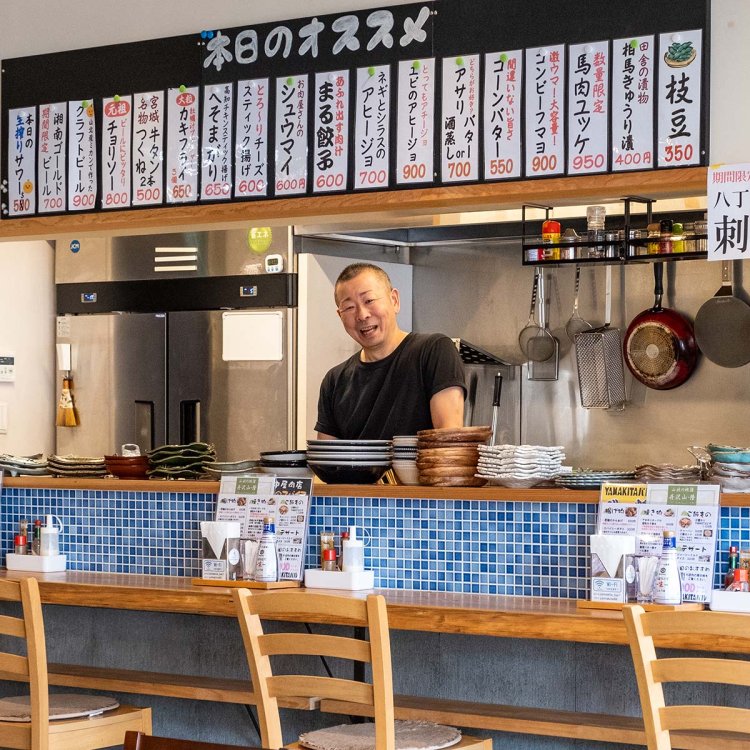 町内で4代続く『露木勝兵ヱ商店』代表の露木尚徳さんが二足の草鞋で酒場も営んでいる。