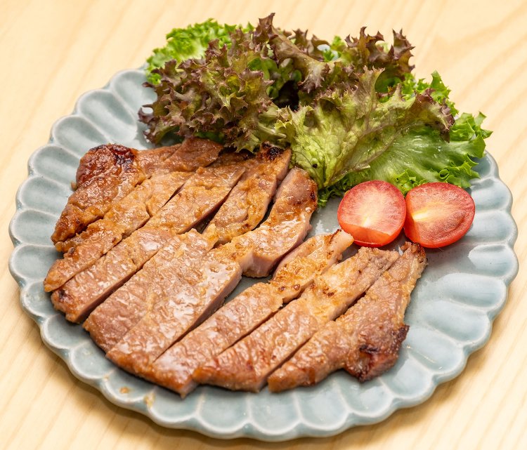 人気のやまゆりポークの酒粕みそ焼き800円。