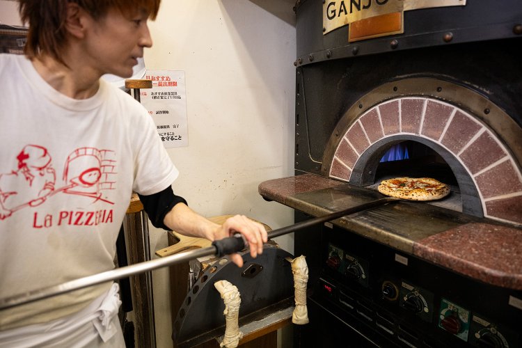 シカゴはスチームコンベクション、ナポリ＆ローマは窯で焼く。