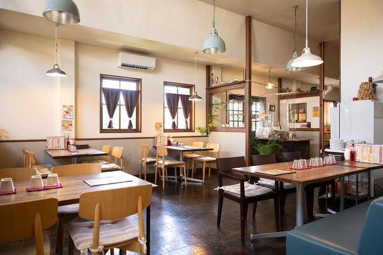 木の無垢（むく）材を多用したナチュラルテイストの店内。