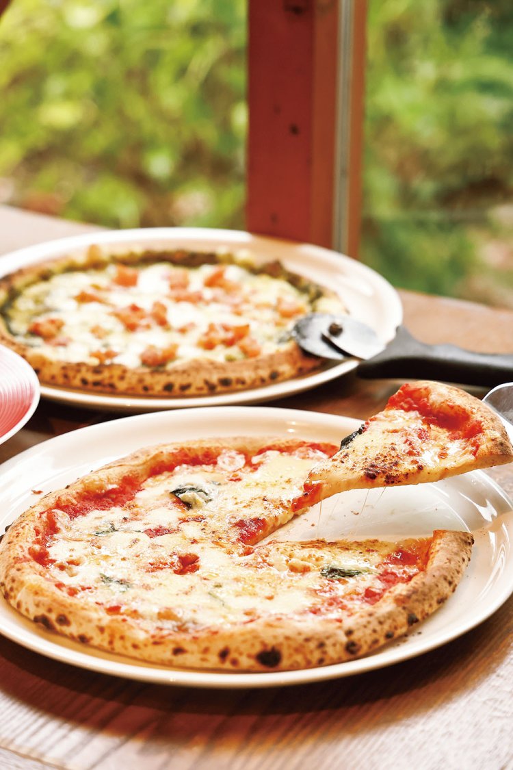 単品のマルゲリータとジェノベーゼ各1200円。