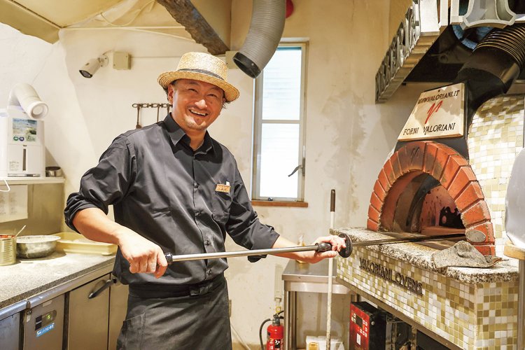 焼きたてを食べてほしいという思いから、頻繁に1枚ずつ窯で焼いている。