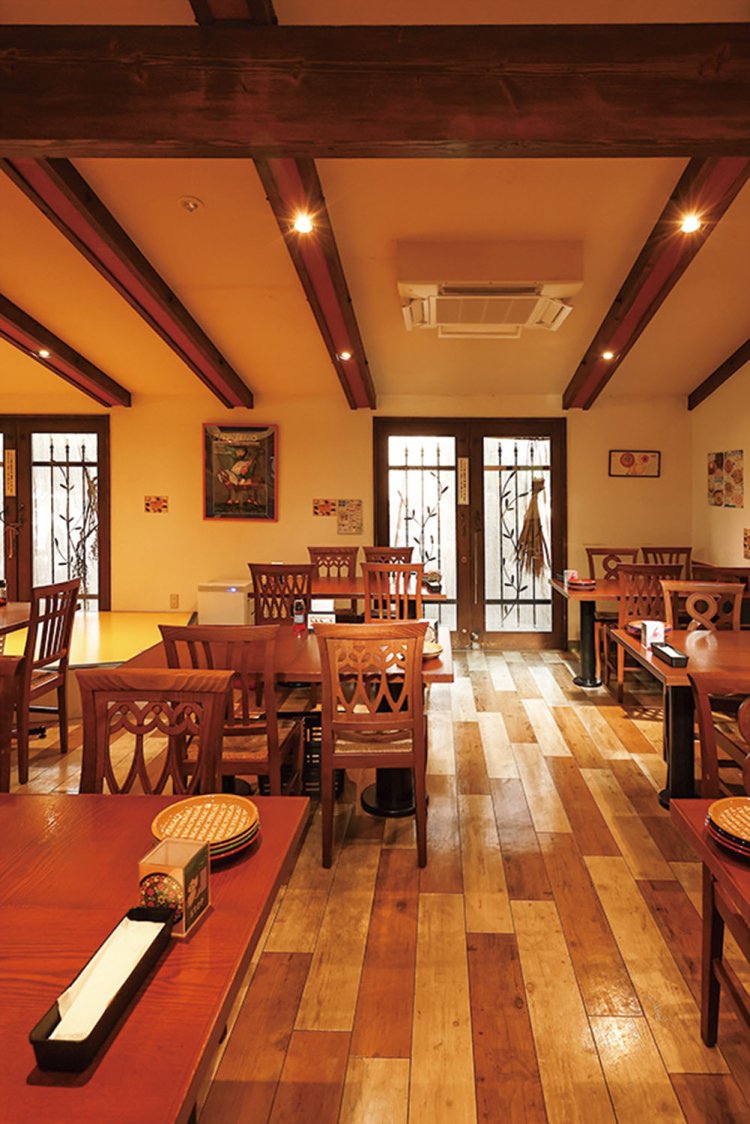 各テーブル間が広々としたレイアウトなので、ゆったり食事ができる。