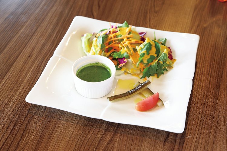 前菜プレート500円は日によって内容が替わる。この日は自家製ピクルスや小松菜スープが付いた。