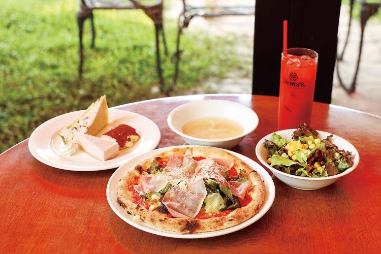 生ハムの塩味とトマトソースが味のアクセントになっているピッツァイルクオーレ。