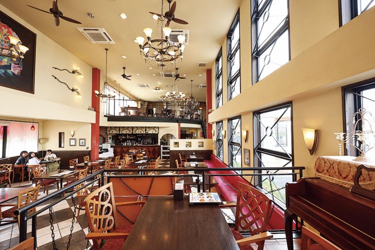 吹き抜けの空間に明るい陽光が差し込む居心地のよい店内。