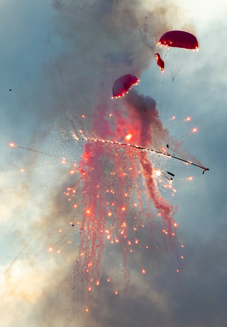 龍勢は頂点に達すると、上空で煙や音、光による演出を展開する。