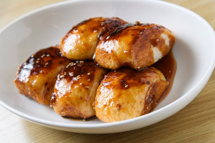 1串5個の超重量級。甘めの味噌だれから、ごまがふわりと香る。あんなし焼きまんじゅう260円。