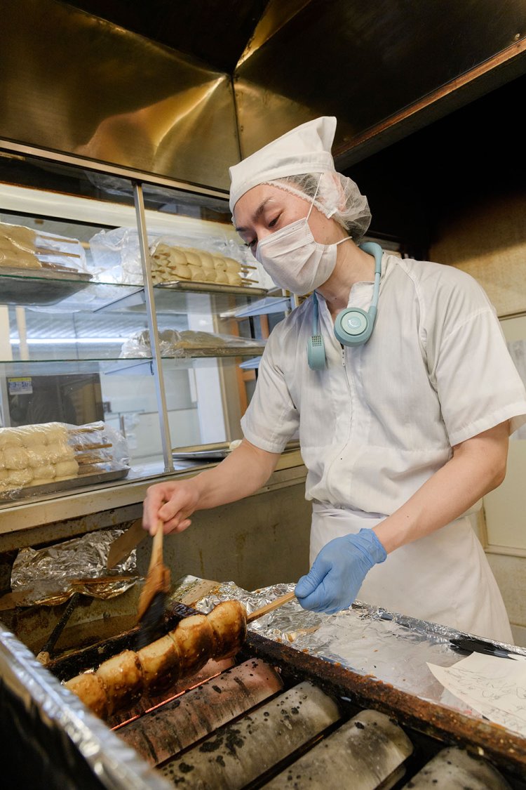 3代目の下で腕を磨く小林英二さんが焼きを担当。