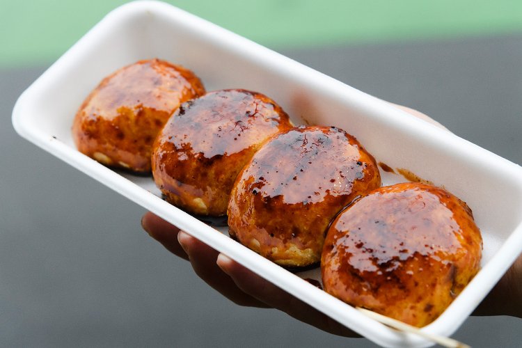 まんじゅう生地のもっちり食感と、味噌だれの甘みに癒やされる。やきまんじゅう200円。