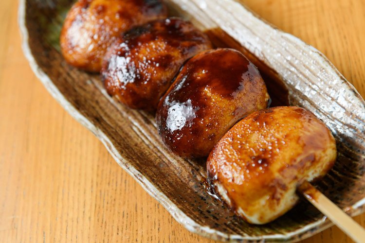 甘さを抑え、味噌の塩味を生かしたオリジナリティあふれる味わい。ミックス（通常・あんこ）300円。