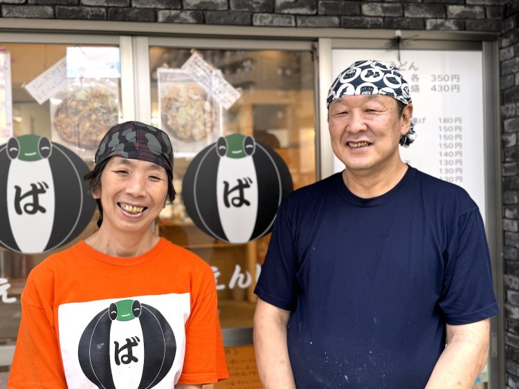 右が店主の倉持徳則さん。左はパートナーの川澄千鶴さん。